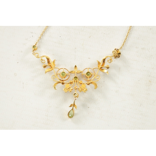 505 - AN EDWARDIAN 9CT GOLD PERIDOT AND SEED PEARL NECKLACE AND BROOCH SET total weight app. 10g