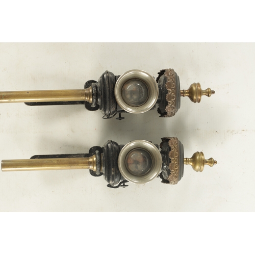 664 - AN UNUSUALLY SMALL PAIR OF 19TH CENTURY BRASS AND BLACKED IORN CARRIAGE LAMPS (36cm high )