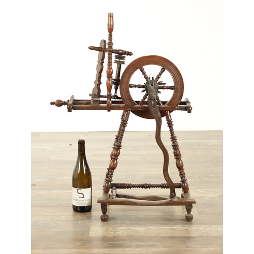 871 - A GOOD 18TH CENTURY TURNED OAK AND FRUITWOOD SPINNING WHEEL OF SLENDER FORM (81cm high 58cm wide )