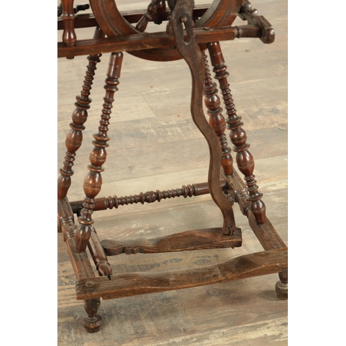 871 - A GOOD 18TH CENTURY TURNED OAK AND FRUITWOOD SPINNING WHEEL OF SLENDER FORM (81cm high 58cm wide )