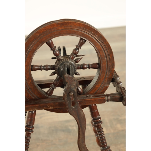 871 - A GOOD 18TH CENTURY TURNED OAK AND FRUITWOOD SPINNING WHEEL OF SLENDER FORM (81cm high 58cm wide )