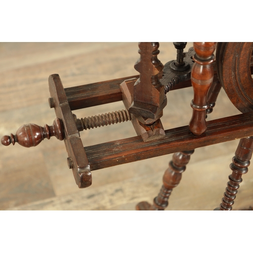 871 - A GOOD 18TH CENTURY TURNED OAK AND FRUITWOOD SPINNING WHEEL OF SLENDER FORM (81cm high 58cm wide )