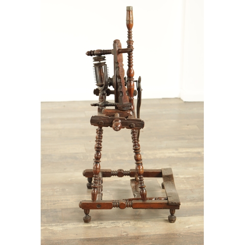 871 - A GOOD 18TH CENTURY TURNED OAK AND FRUITWOOD SPINNING WHEEL OF SLENDER FORM (81cm high 58cm wide )