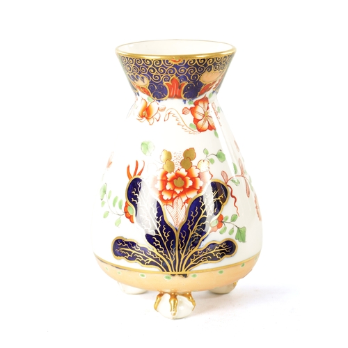 74 - AN EARLY 20TH CENTURY SPODE IMARI PATTERN TAPERING VASE (17cm high)