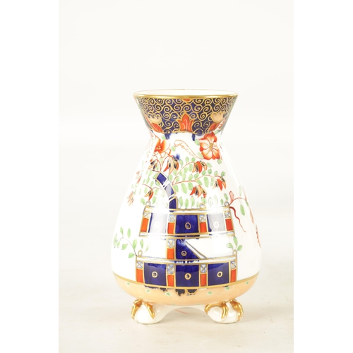 74 - AN EARLY 20TH CENTURY SPODE IMARI PATTERN TAPERING VASE (17cm high)