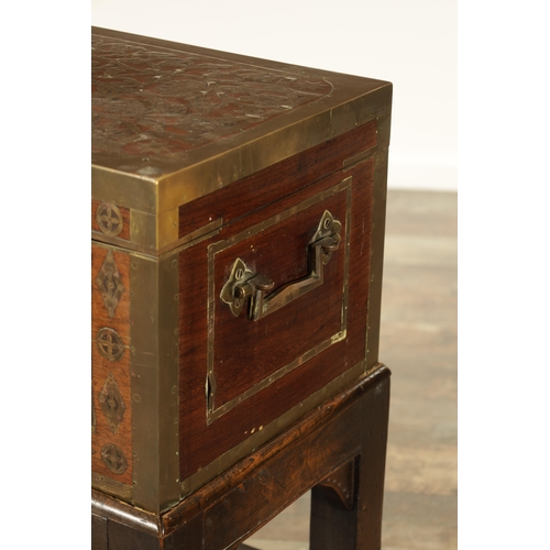 112 - AN 18TH CENTURY INDIAN BRASS BOUND AND SCROLL INLAID HARDWOOD FITTED DRESSING BOX ON STAND with fitt... 