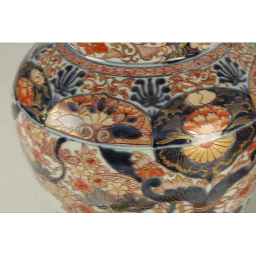 123 - A GOOD PAIR OF 18TH / EARLY 19TH CENTURY JAPANESE IMARI VASES AND COVERS the shouldered ovoid bodies... 