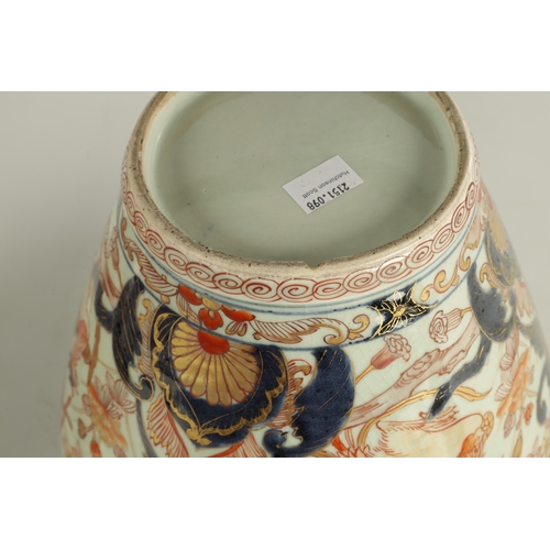 123 - A GOOD PAIR OF 18TH / EARLY 19TH CENTURY JAPANESE IMARI VASES AND COVERS the shouldered ovoid bodies... 