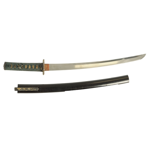 286 - A GOOD QUALITY JAPANESE WAKIZASHI SWORD AND KODZUKA, having a slightly curved steel blade with red p... 