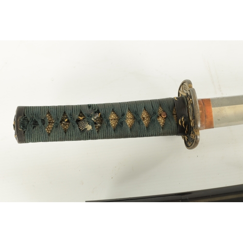 286 - A GOOD QUALITY JAPANESE WAKIZASHI SWORD AND KODZUKA, having a slightly curved steel blade with red p... 