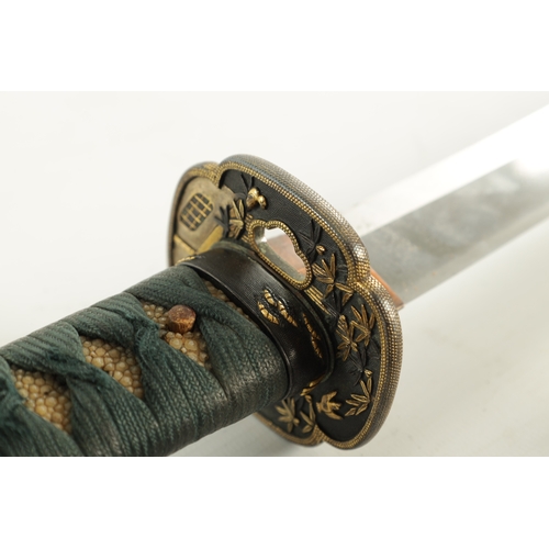 286 - A GOOD QUALITY JAPANESE WAKIZASHI SWORD AND KODZUKA, having a slightly curved steel blade with red p... 