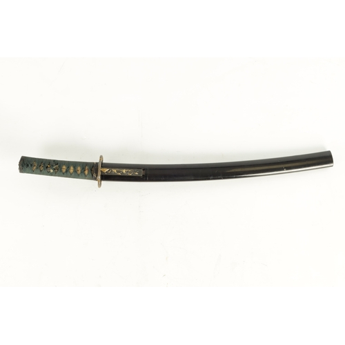 286 - A GOOD QUALITY JAPANESE WAKIZASHI SWORD AND KODZUKA, having a slightly curved steel blade with red p... 