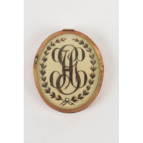 306 - A GEORGE III HAND PAINTED MINIATURE ON IVORY ON A GENTLEMAN with initials painted on reverse fitted ... 