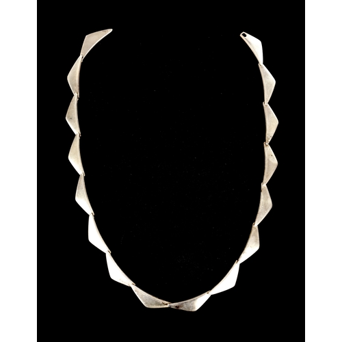 340 - A STYLISH GEORG JENSEN SILVER NECKLACE with triangular links, total weight app. 47g (48cm long)