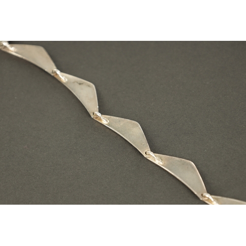 340 - A STYLISH GEORG JENSEN SILVER NECKLACE with triangular links, total weight app. 47g (48cm long)