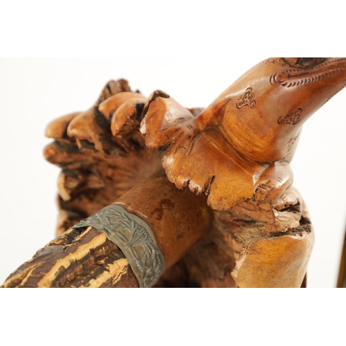 490 - AN UNUSUAL 20TH CENTURY LARGE CARVED ROOT WOOD AND CORK WALKING STICK modelled as a frog seated on l... 