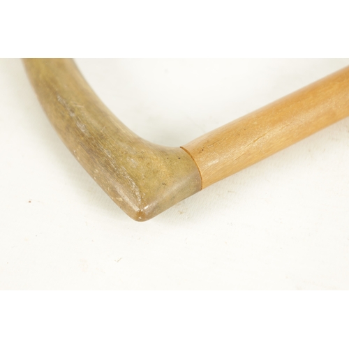 513 - A LATE 19TH CENTURY SEGMENTED RHINOCEROS HORN WALKING STICK with angled handle (87cm overall )