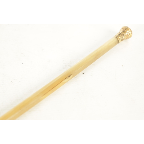 516 - A 19TH CENTURY GOLD TOPPED RHINOCEROS HORN RIDING WHIP with hallmarked embossed gold top (80cm overa... 