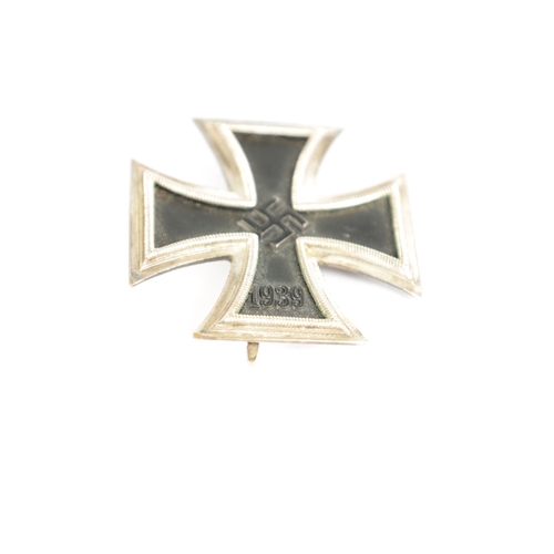 520 - A RARE WW2 THIRD REICH GERMAN FIRST CLASS 1939 IRON CROSS 'ROUND 3' VARIANT BY RUDOLF WACHTLER OF MI... 