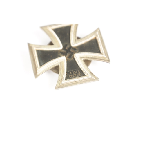 522 - A WW2 THIRD REICH GERMAN FIRST CLASS 1939 IRON CROSS with screwback mount marked L/21 (4.5cm wide)