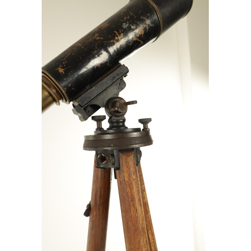 562 - A WORLD WAR I SPOTTER TELESCOPE ON WOOD TRIPOD BASE the adjustable blacked brass double-draw barrel,... 