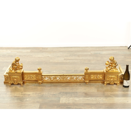 684 - A GOOD LARGE 19TH CENTURY FRENCH GILT BRASS ADJUSTABLE HEARTH FENDER with seated cherubs to either s... 