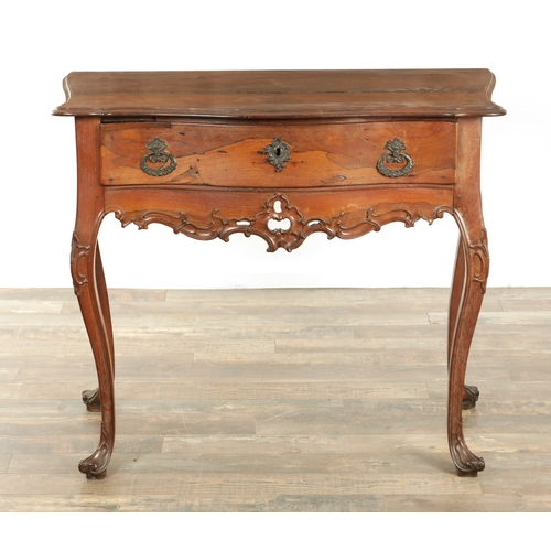 1255 - AN 18TH CENTURY ROSEWOOD ANGLO-PORTUGUESE SERPENTINE-SHAPED SIDE TABLE with moulded edge top above a... 