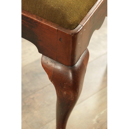 1381 - A GOOD GEORGE II WALNUT SIDE CHAIR with a shaped back having vase shaped back splat, drop-in tapestr... 