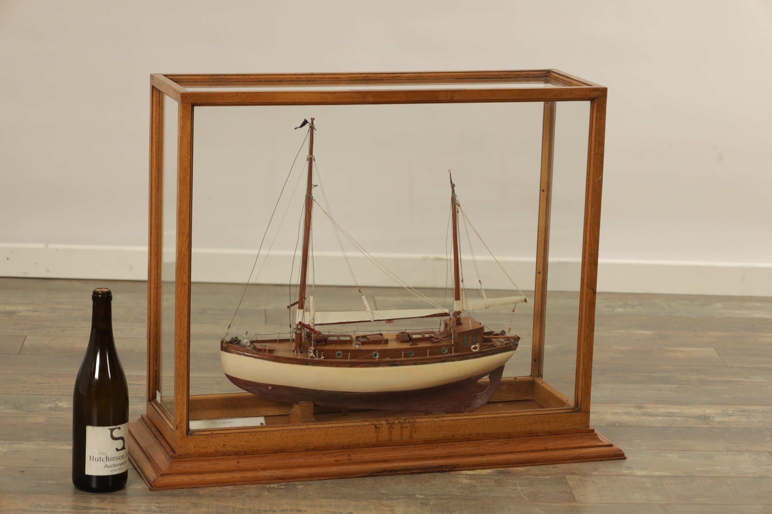 A 20TH CENTURY MODEL OF A SAILING YACHT 