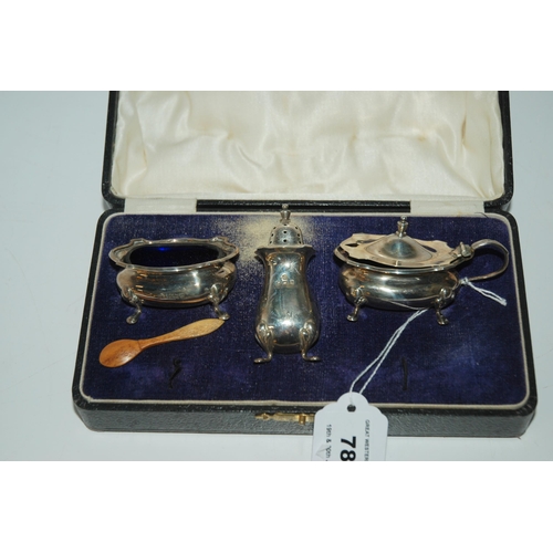 789 - A cased three-piece silver condiment set, Birmingham 1924