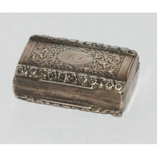 794 - A silver vinaigrette, indistinct marks, grille detached, 3.2 x 2cm