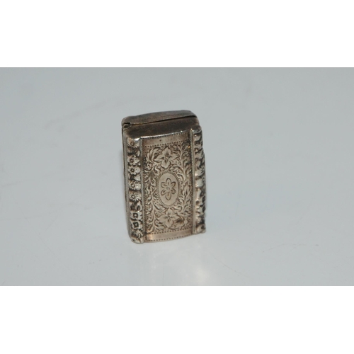 794 - A silver vinaigrette, indistinct marks, grille detached, 3.2 x 2cm