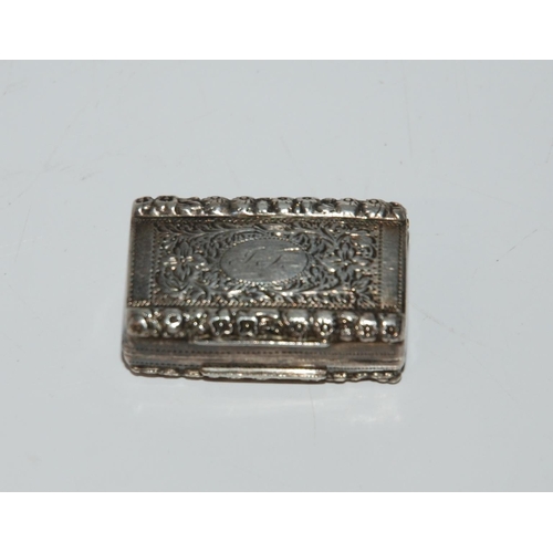 794 - A silver vinaigrette, indistinct marks, grille detached, 3.2 x 2cm