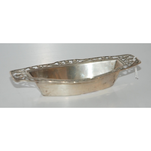 803 - A continental 800 silver bonbon dish, boat shaped with pierced decoration 16 cm x 8.5 cm 63 grams