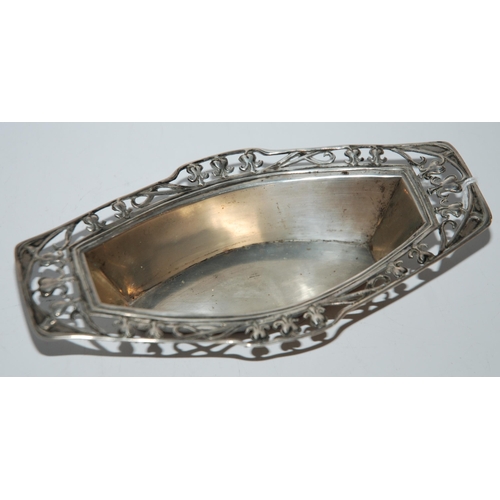 803 - A continental 800 silver bonbon dish, boat shaped with pierced decoration 16 cm x 8.5 cm 63 grams