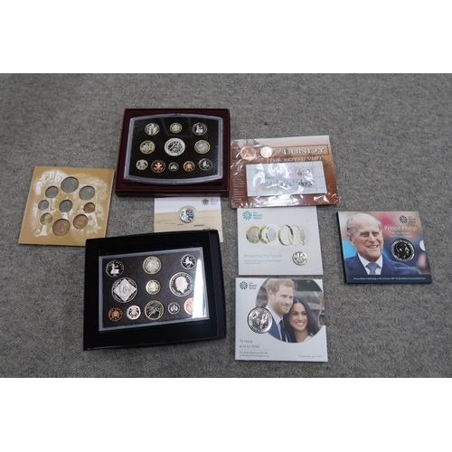 834 - A lot comprising an extensive lot of mixed GB proof coin sets, commemorative coins & other loose... 