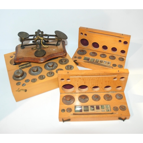 371 - A set of postal scales (af) and three cases of weights