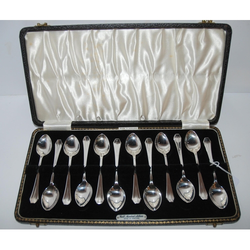 734 - A cased set of twelves silver coffee spoons, Sheffield 1940