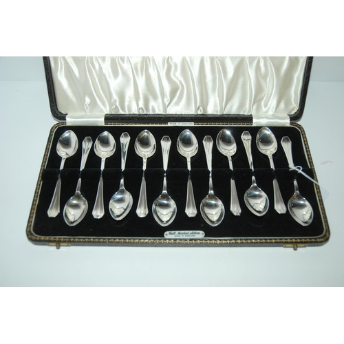 734 - A cased set of twelves silver coffee spoons, Sheffield 1940