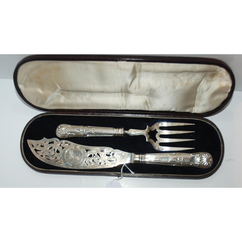 752 - A cased pair of silver fish servers with engraved and pierced decoration, Sheffield 1852