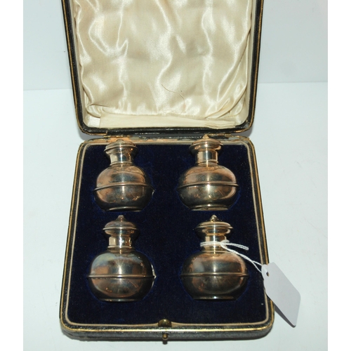 754 - A cased set of silver salts and peppers, London marks, 117 grams (4)