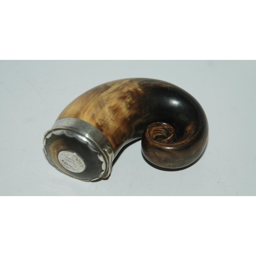 785 - A silver-mounted ram's horn snuff mull, the hinged cover monogrammed, 