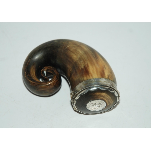 785 - A silver-mounted ram's horn snuff mull, the hinged cover monogrammed, 