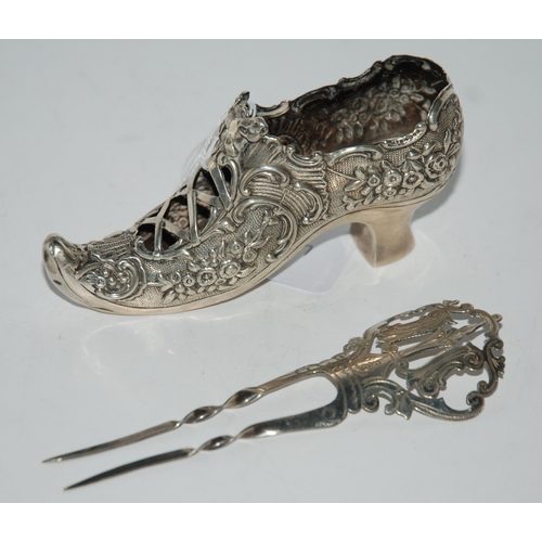 787 - A silver pot pourri modelled as a shoe, Birmingham 1903, 11cm long and a silver hair comb