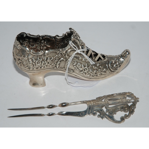 787 - A silver pot pourri modelled as a shoe, Birmingham 1903, 11cm long and a silver hair comb