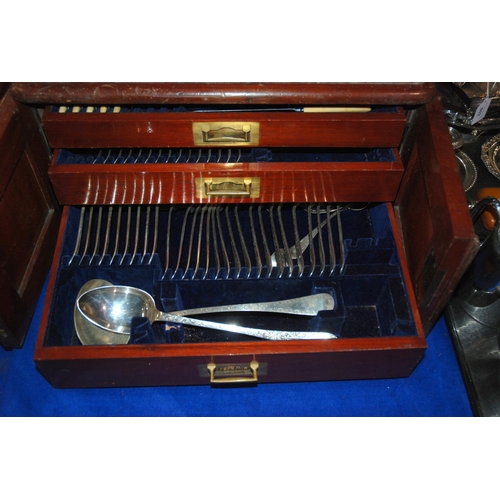 800 - A part set of EP cutlery in mahogany canteen