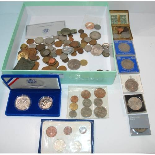 808 - A lot comprising a cased set of USA Liberty silver dollar and half dollar with a quantity of mainly ... 