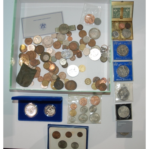 808 - A lot comprising a cased set of USA Liberty silver dollar and half dollar with a quantity of mainly ... 