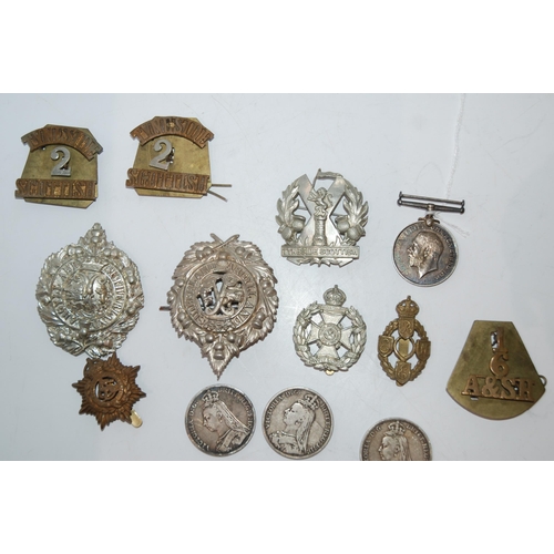 824 - A lot comprising a WW1 War medal to 193303 Dvr A Walker RA, assorted military badges and three Victo... 