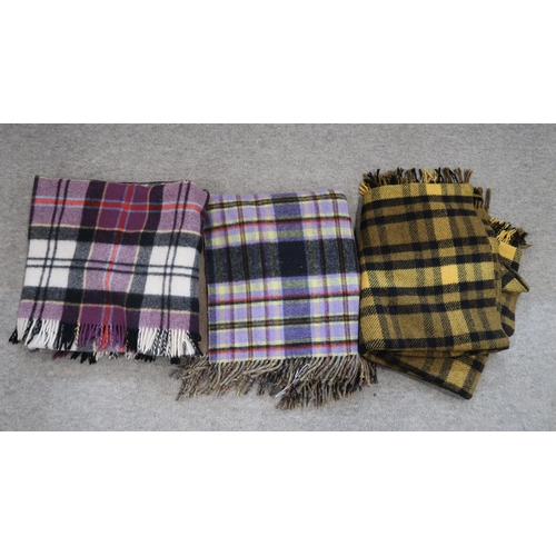 298 - A selection of modern tartan travel blankets (7)